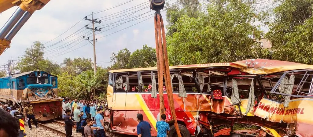 কুমিল্লার পদুয়ার বাজারে বাস-ট্রেন দুর্ঘটনা: তদন্তে গাফিলতির প্রমাণ, একাধিক ব্যক্তি ও সংস্থা দায়ী