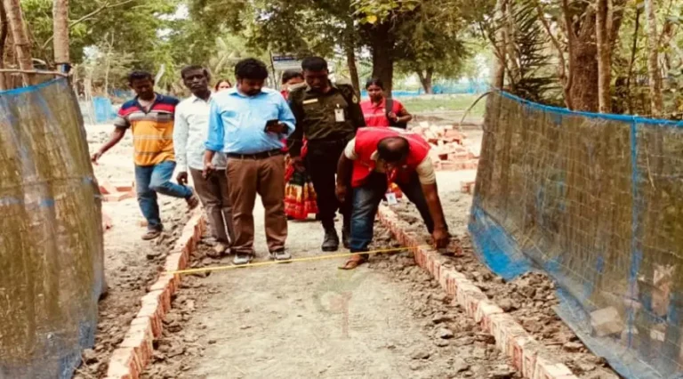 পাইকগাছায় রেড ক্রিসেন্টের উন্নয়ন কাজ: ১৬ সড়ক সংস্কার ও পুকুর খনন চলছে