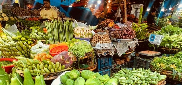 টানা বৃষ্টি ও বন্যায় সরবরাহ কম, বাড়ল কাঁচামরিচ-শসা-ধনেপাতার দাম