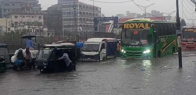 টানা বর্ষণে ঢাকার সড়ক ডুবেছে, জলাবদ্ধতায় চরম ভোগান্তি নগরবাসীর