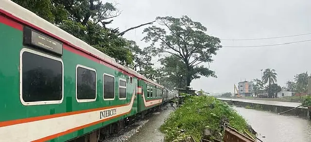 বন্যার পানি সরে যাওয়ায় পাঁচ দিন পর চট্টগ্রাম–কক্সবাজার রুটে ট্রেন চলাচল স্বাভাবিক