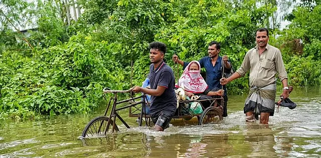 বন্যাকবলিত ১১ জেলায় স্বাস্থ্যকর্মীদের ছুটি বাতিল, মেডিকেল টিম মোতায়েন