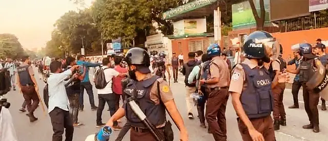 সংসদ এলাকা থেকে এইচএসসি পরীক্ষার্থীদের সরিয়ে দিল পুলিশ, দিনভর কর্মসূচির সমাপ্তি