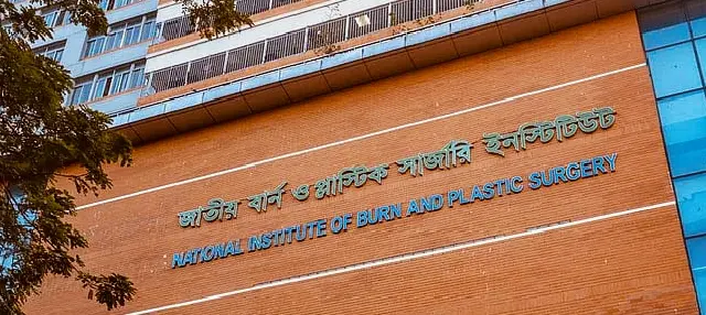 গুলিস্তানের সেলুনে বিস্ফোরণে দগ্ধ ১০, গ্যাস নাকি এসি—কারণ নিয়ে ভিন্ন দাবি