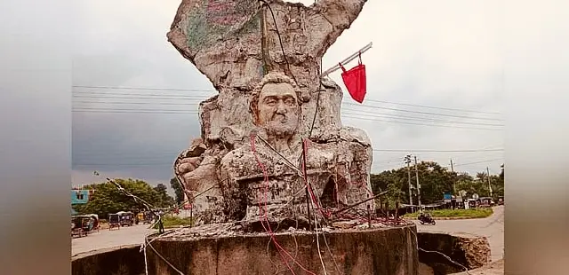 ঝিনাইদহে আবারও অপসারণ করা হচ্ছে বীরশ্রেষ্ঠ হামিদুর রহমানের অসমাপ্ত ভাস্কর্য