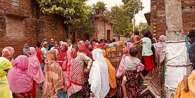 বিদ্যুতায়িত লোহার মই কেড়ে নিল তিন প্রাণ, চাঁপাইনবাবগঞ্জে শোকের মাতম