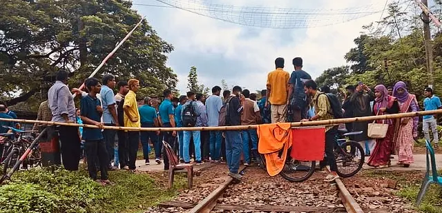 রাবি শিক্ষার্থীকে মারধরের অভিযোগে রেলপথ অবরোধ, সারাদেশের সঙ্গে রাজশাহীর ট্রেন চলাচল বন্ধ