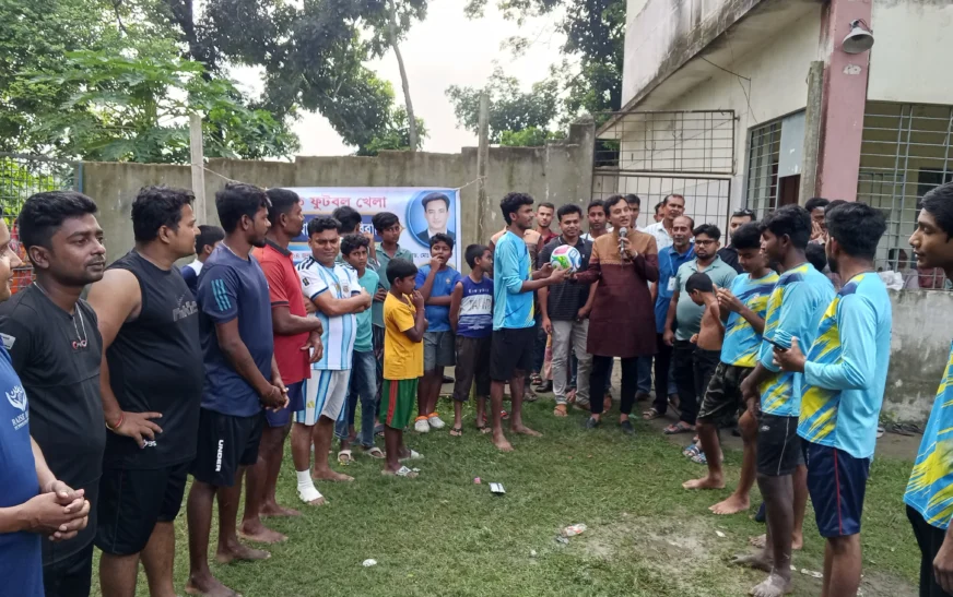 যশোরের শুড়ায় বিবাহিত বনাম অবিবাহিতদের প্রীতি ফুটবল ম্যাচ, দর্শকদের উপচে পড়া ভিড়