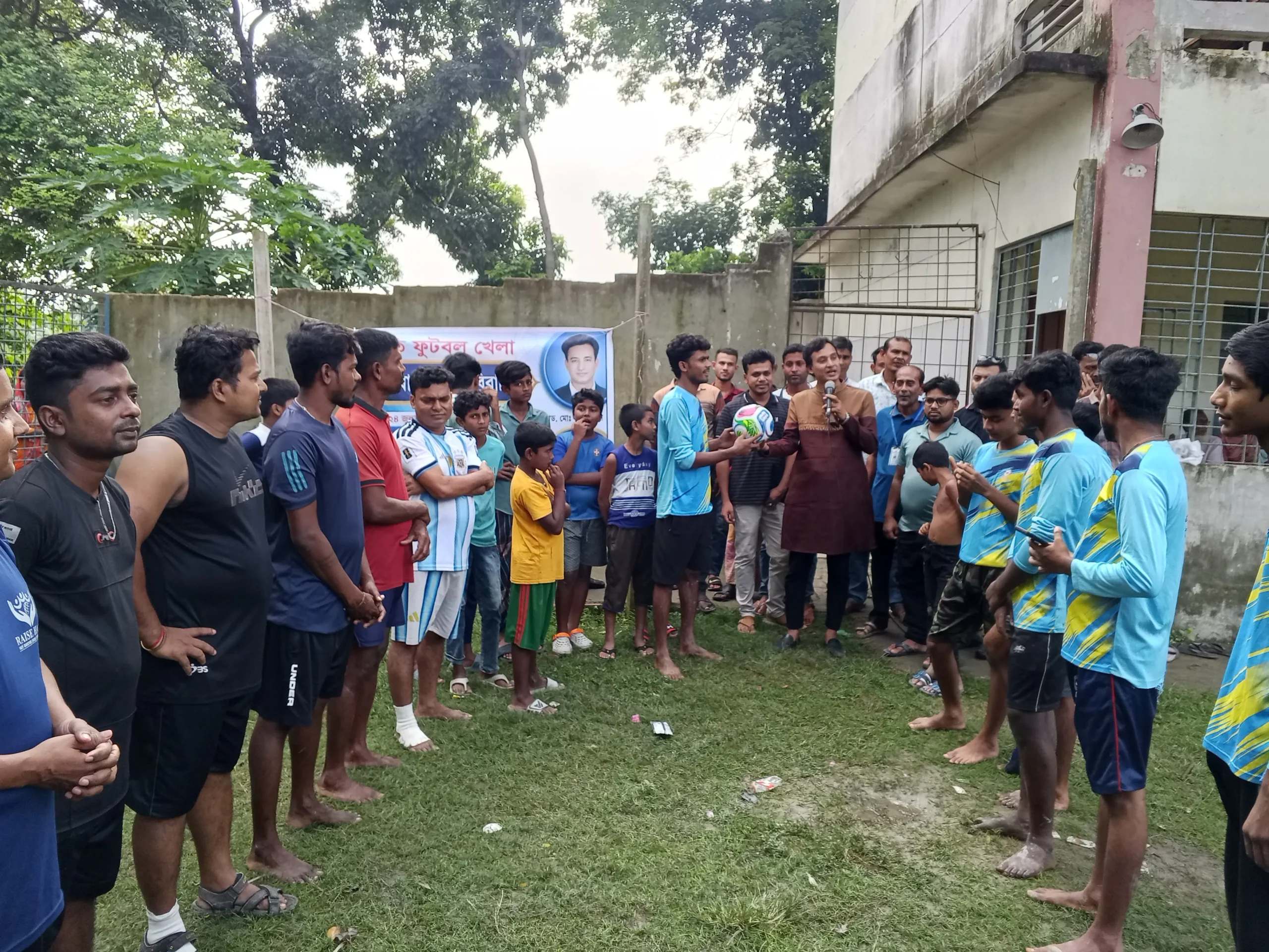 যশোরের শুড়ায় বিবাহিত বনাম অবিবাহিতদের প্রীতি ফুটবল ম্যাচ, দর্শকদের উপচে পড়া ভিড়