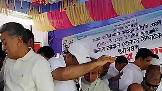 ত্রাণ বিতরণ অনুষ্ঠানে ধসে গেল মঞ্চ, অল্পের জন্য রক্ষা পেলেন অর্থমন্ত্রীসহ অতিথিরা