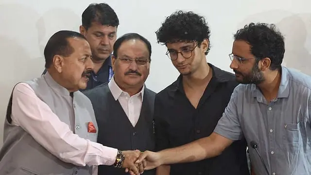 ককরোচ পার্টির আন্দোলন সফল, রাজনীতিতে আসার ইঙ্গিত নেতার