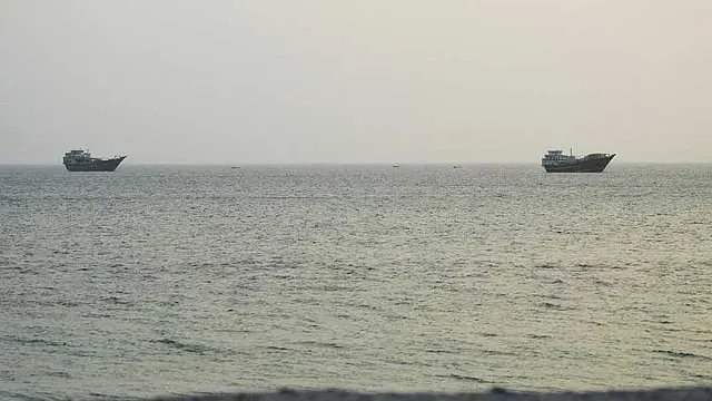 ইরান-যুক্তরাষ্ট্র সংঘাতে হরমুজ প্রণালিতে কমেছে নৌযান চলাচল, জ্বালানি বাণিজ্যে শঙ্কা