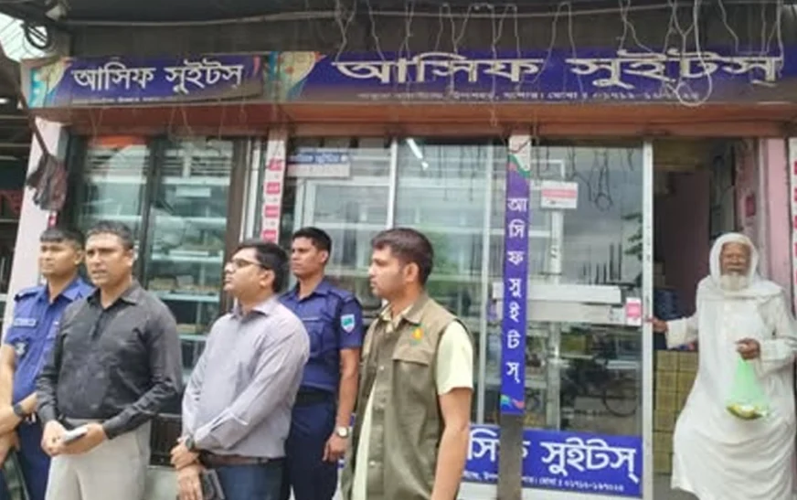 অস্বাস্থ্যকর পরিবেশে মিষ্টি তৈরি, যশোরের আসিফ সুইটসকে জরিমানা