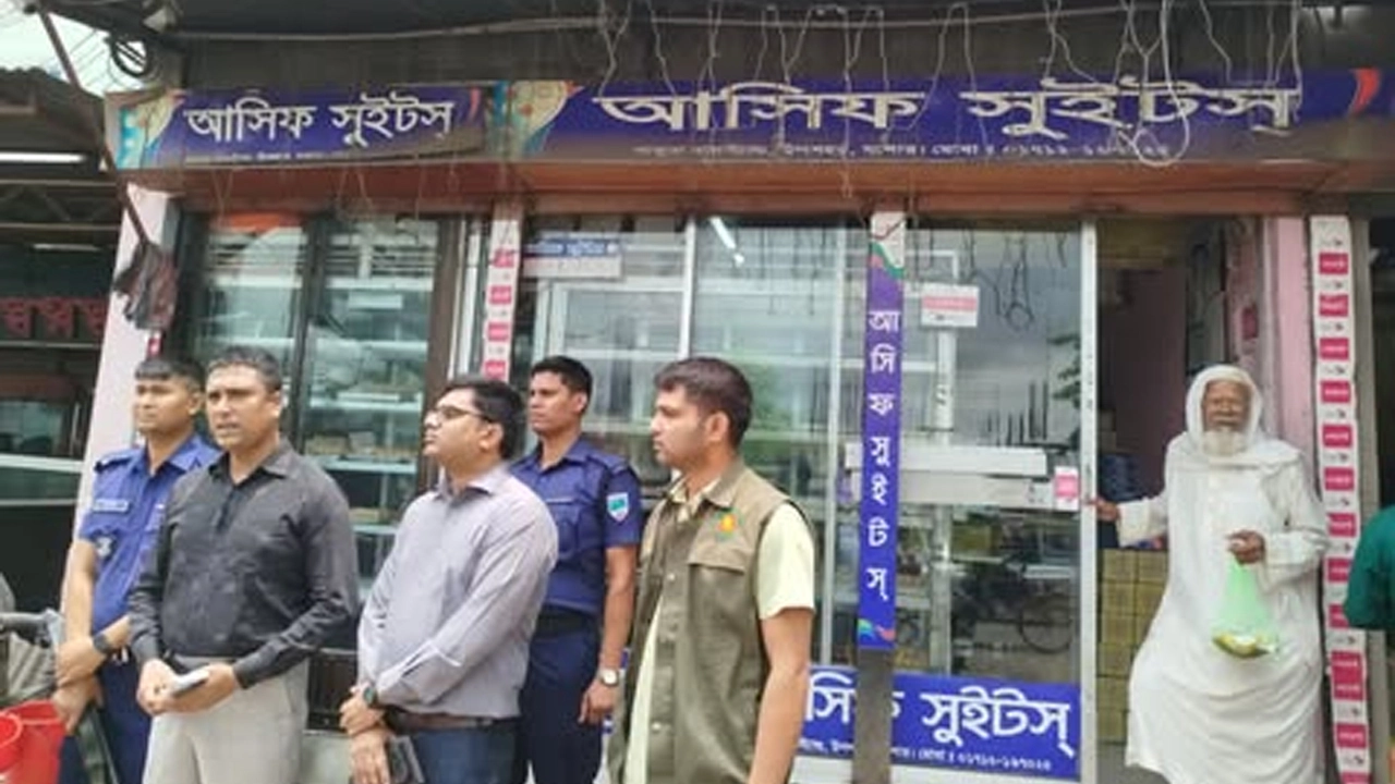 অস্বাস্থ্যকর পরিবেশে মিষ্টি তৈরি, যশোরের আসিফ সুইটসকে জরিমানা
