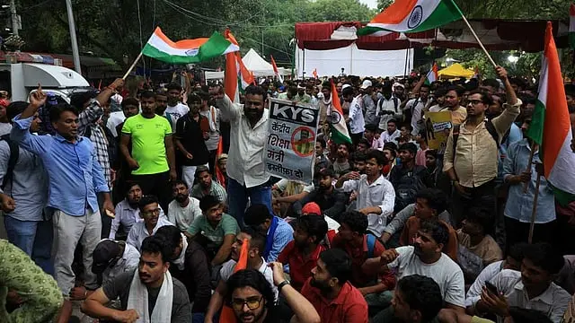ভারতে তরুণদের আন্দোলনে মন্ত্রীর পদত্যাগ, এবার মোদী সরকারকে ঘিরে প্রশ্ন