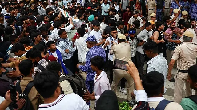 সংসদ চলো’ কর্মসূচিতে উত্তাল দিল্লি, টিয়ার গ্যাস-লাঠিচার্জে ছত্রভঙ্গ বিক্ষোভকারীরা