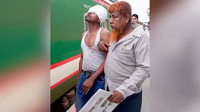 ট্রেনে ঢিল ছোড়া বন্ধে কঠোর ব্যবস্থা চান বিশেষজ্ঞরা