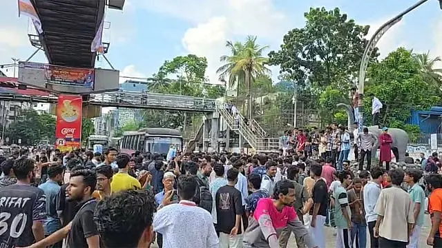 এইচএসসি পরীক্ষা ইস্যুতে আবারও সায়েন্স ল্যাব মোড় অবরোধ, শিক্ষামন্ত্রীর পদত্যাগের দাবিতে বিক্ষোভ