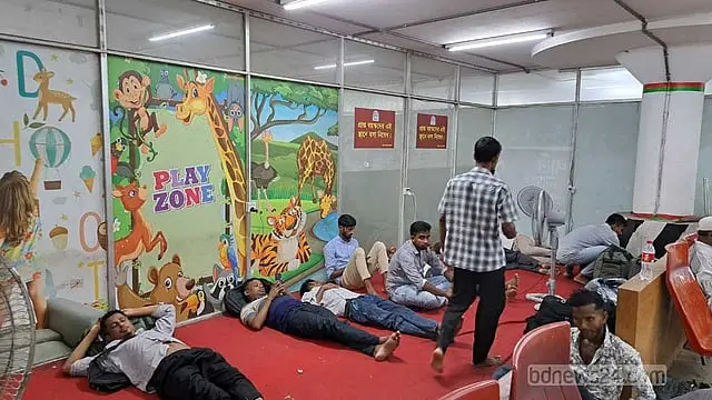 শাহজালাল বিমানবন্দরের ক্যানোপিতে বিশৃঙ্খলা, ভোগান্তি কমার লক্ষণ দেখছেন না যাত্রীরা