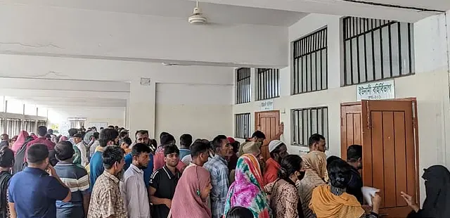 হঠাৎ রোগীর ঢল ইউনানি-আয়ুর্বেদিক হাসপাতালে, বেড-ওষুধ সংকটে সেবায় চাপ