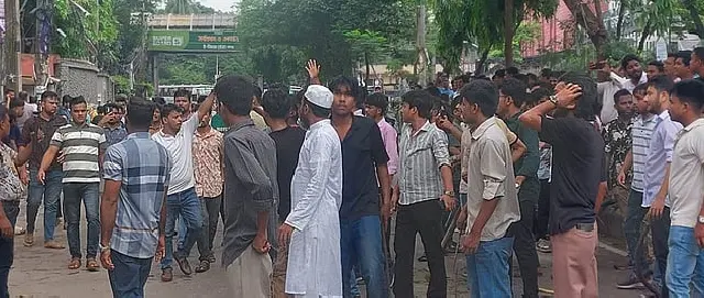 জবিতে ছাত্রদল-ছাত্রশিবির সংঘর্ষ, আহত অন্তত ১৫; হাসপাতালেও উত্তেজনা