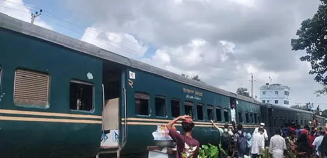 গফরগাঁওয়ে জামালপুর কমিউটারের ৪ বগি লাইনচ্যুত, রেল যোগাযোগ বন্ধ