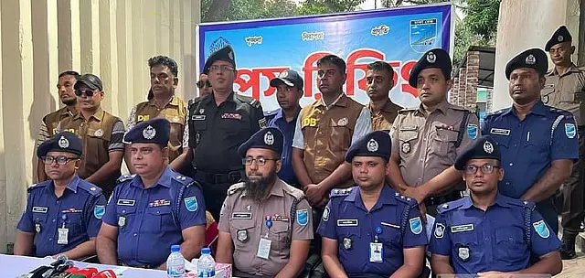 আধিপত্যের দ্বন্দ্বে অস্ত্রের মজুত, নরসিংদীর চরে অভিযানে আটক ৩