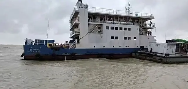 ঢেউ ও সতর্ক সংকেতে হাতিয়ায় ফেরি বন্ধ, ভোগান্তিতে যাত্রীরা
