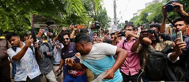 ধানমন্ডি ৩২ এলাকায় উত্তেজনা, পুলিশ হেফাজতে দুজন