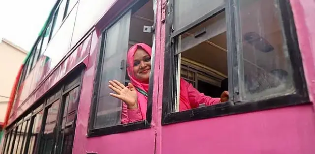 নারীদের নিরাপদ যাতায়াতে ঢাকায় চালু ‘গোলাপী বাস’