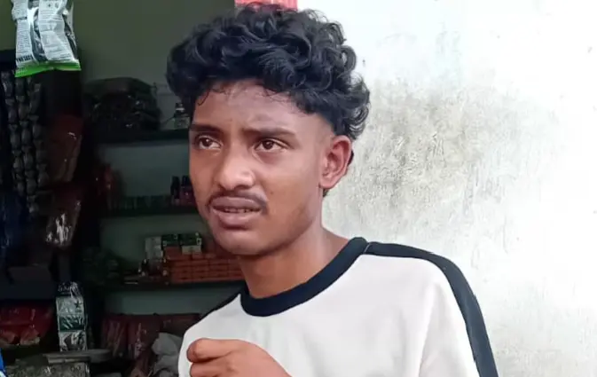 ঝিকরগাছার বাঁকড়ায় মাদক বহন কারী বাদশা নামের যুবক আটক