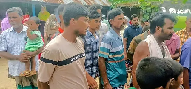 মরা নদীতে গোসলে নেমে একই পরিবারের ৫ শিশুর মর্মান্তিক মৃত্যু চাঁপাইনবাবগঞ্জের সদর উপজেলায় নদীতে গোসল করতে নেমে পাঁচ শিশু পানিতে ডুবে মারা গেছে। নিহত শিশুরা পরস্পরের মামাতো, ফুপাতো ও চাচাতো বোন। শুক্রবার দুপুরে উপজেলার দেবিনগর ইউনিয়নের ৩ নম্বর ওয়ার্ডের চর চাকলা গ্রামে এ মর্মান্তিক ঘটনা ঘটে। স্থানীয় ইউপি সদস্য মজিবুর রহমান ঘটনার সত্যতা নিশ্চিত করেছেন। নিহতরা হলো—স্থানীয় মাসুদ রানার দুই মেয়ে সুমাইয়া (৯) ও আবিদা (৭), একই গ্রামের নেজাম উদ্দিনের দুই মেয়ে সুমাইয়া (১২) ও সুরাইয়া (৯) এবং শরীফুল ইসলামের মেয়ে শরীফা (৮)। ঘটনার বিস্তারিত তথ্য পরে জানা যাবে বলে সংশ্লিষ্ট সূত্র জানিয়েছে।