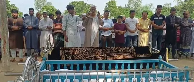 সৌদির আগুনে নিভে যাওয়া সাত প্রবাসীর শেষ বিদায়ে আত্রাইজুড়ে শোক নওগাঁ প্রতিনিধি সৌদি আরবের রিয়াদে একটি কারখানায় ভয়াবহ অগ্নিকাণ্ডে প্রাণ হারানো নওগাঁর আত্রাই উপজেলার সাত প্রবাসীর মরদেহ দেশে ফেরার পর একসঙ্গে জানাজা অনুষ্ঠিত হয়েছে। সাতটি খাটিয়া পাশাপাশি রেখে স্বজনদের শেষ বিদায় জানানোর দৃশ্য দেখে কান্নায় ভেঙে পড়েন উপস্থিত শত শত মানুষ। শুক্রবার সকাল ১০টায় আত্রাই উপজেলা সদরের মোল্লা আজাদ মেমোরিয়াল সরকারি কলেজ মাঠে জানাজা অনুষ্ঠিত হয়। এতে জনপ্রতিনিধি, প্রশাসনের কর্মকর্তাসহ নিহতদের স্বজন ও বিভিন্ন শ্রেণি-পেশার মানুষ অংশ নেন। নিহতদের মধ্যে গণ্ডগোহালী গ্রামের দুই সহোদর মোহন আলী ও সুমন আলীর মৃত্যুতে সবচেয়ে বেশি শোক নেমে এসেছে তাদের পরিবারে। দুই ছেলেকে হারিয়ে বাবা গুফফার প্রামাণিক কান্নাজড়িত কণ্ঠে বলেন, ধারদেনা করে সন্তানদের বিদেশে পাঠিয়েছিলেন। এখন সন্তানহারা হওয়ার পাশাপাশি সেই দেনা কীভাবে পরিশোধ করবেন, তা নিয়েও তিনি দিশেহারা। জানাজা শেষে মরদেহগুলো নিজ নিজ গ্রামের উদ্দেশে নিয়ে যাওয়া হয়। গণ্ডগোহালী গ্রামের চার প্রবাসীর মরদেহ বিকালে পুনরায় জানাজা শেষে একই কবরস্থানে পাশাপাশি খোঁড়া কবরে দাফন করা হয়। গত ৯ আগস্ট রিয়াদের একটি সোফা তৈরির কারখানায় আগুন লাগলে ১৬ বাংলাদেশি শ্রমিকের মৃত্যু হয়। সৌদি কর্তৃপক্ষের ফিঙ্গারপ্রিন্ট পরীক্ষায় এখন পর্যন্ত নয়জনের পরিচয় নিশ্চিত হয়েছে। তাদের মধ্যে সাতজন নওগাঁর আত্রাই উপজেলার বাসিন্দা। নিহত সাতজন হলেন—গণ্ডগোহালী গ্রামের মোহন আলী, তার ভাই সুমন আলী, রুবেল প্রামাণিক ও কলিমউদ্দিন ইসলাম, উদনপৈ গ্রামের মো. ফরিদ, ডুবাই গ্রামের সোহেল রানা এবং পারকাসুন্দা গ্রামের আব্দুল জলিল সরকার। পরিচয় নিশ্চিত হওয়া নয়জনের মরদেহ বৃহস্পতিবার বিকালে বিমান বাংলাদেশ এয়ারলাইনসের একটি ফ্লাইটে হযরত শাহজালাল আন্তর্জাতিক বিমানবন্দরে পৌঁছায়। বাকি সাতজনের পরিচয় এখনো নিশ্চিত না হওয়ায় তাদের মরদেহ দেশে ফেরানোর সময় নির্ধারণ করা যায়নি। নিহতদের স্বজনরা দ্রুত মরদেহ শনাক্ত করে দেশে ফিরিয়ে আনার দাবি জানিয়েছেন। পাশাপাশি ঘটনার সুষ্ঠু তদন্ত ও ক্ষতিগ্রস্ত পরিবারগুলোর জন্য যথাযথ ক্ষতিপূরণের দাবিও জানিয়েছেন তারা। নওগাঁর জেলা প্রশাসক মোহাম্মদ সাইফুল ইসলাম জানিয়েছেন, পরিচয় নিশ্চিত না হওয়া বাকি মরদেহগুলোর ডিএনএ পরীক্ষার মাধ্যমে শনাক্তের চেষ্টা চলছে। প্রক্রিয়া শেষ হলে সেগুলো দেশে ফিরিয়ে আনার ব্যবস্থা নেওয়া হবে। নিহতদের পরিবার পুনর্বাসনেও প্রয়োজনীয় সহায়তার আশ্বাস দিয়েছেন তিনি।