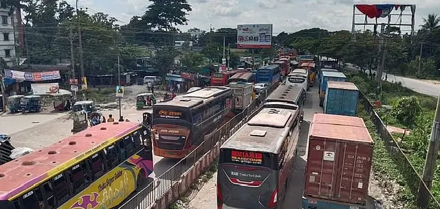 চার ঘণ্টার যানজটে আটকে অ্যাম্বুলেন্সে হৃদরোগীর মৃত্যু