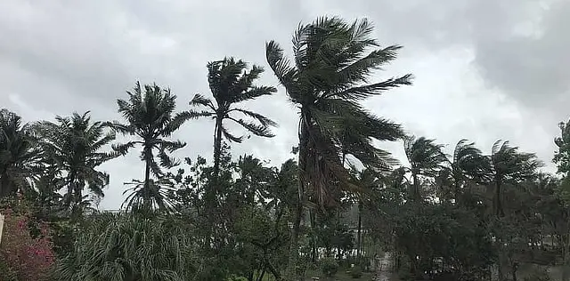 বঙ্গোপসাগরে লঘুচাপ, ৪ সমুদ্রবন্দরে সতর্কতা