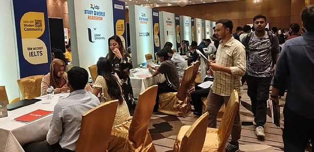 বিদেশে পড়ার স্বপ্নে বড় বাধা খরচ, স্কলারশিপের খোঁজে শিক্ষার্থীরা