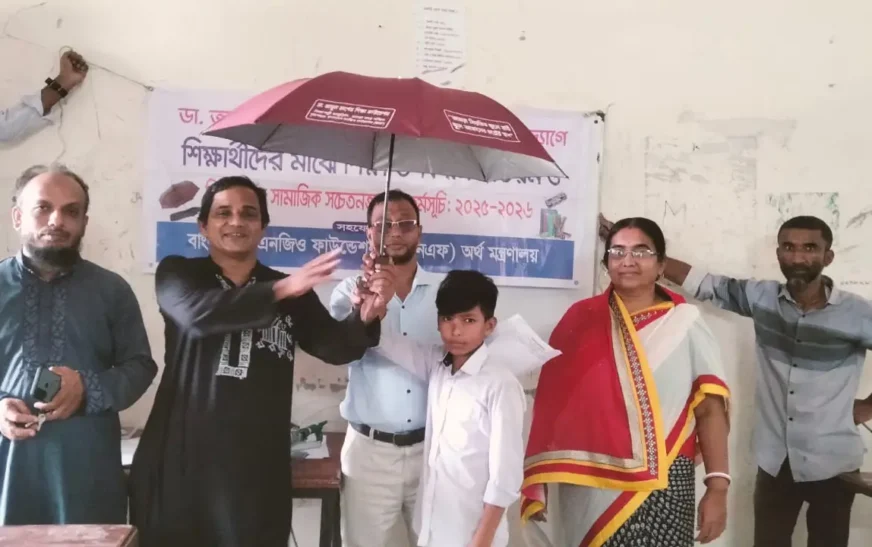 মাগুরায় নিয়মিত শিক্ষার্থীদের বৃষ্টিতে ছাতা বিতরণ