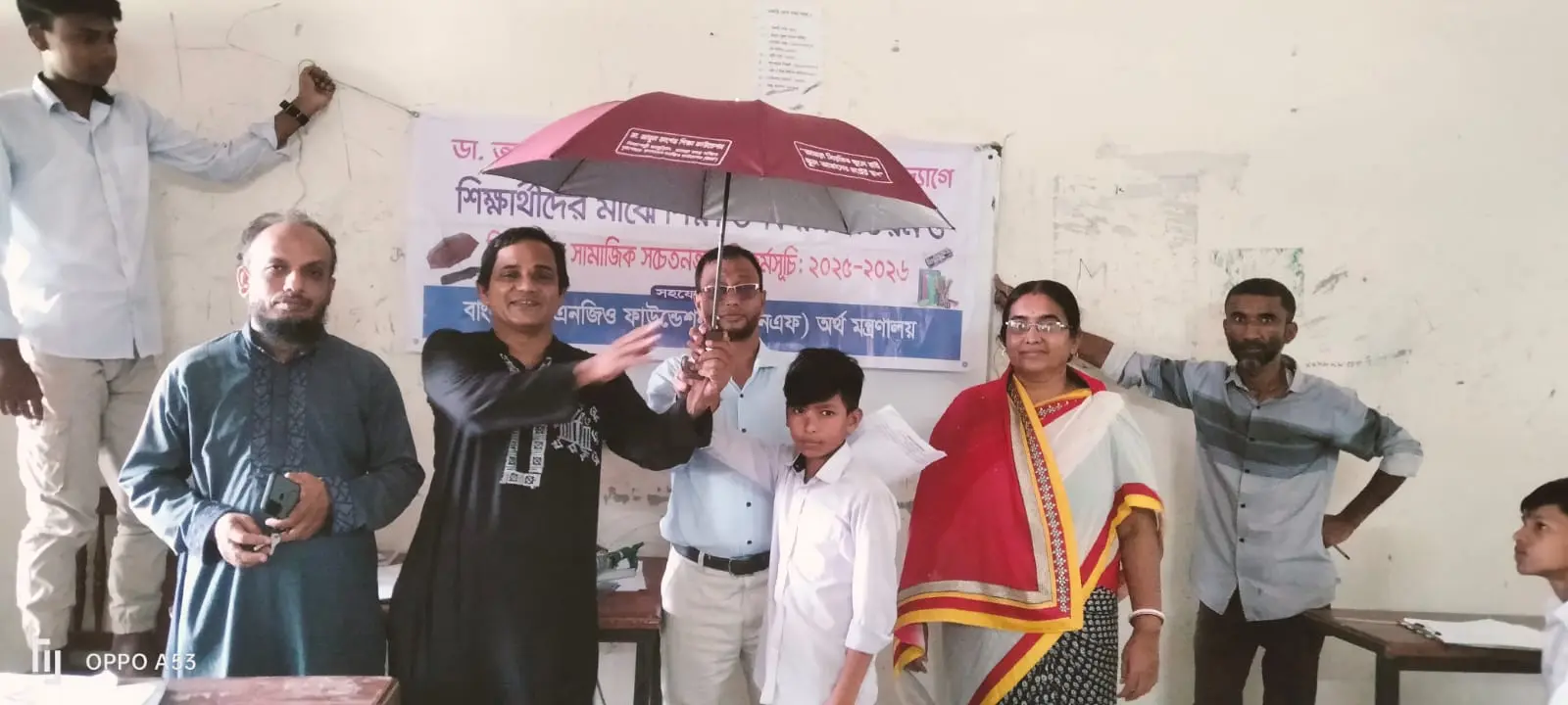 মাগুরায় নিয়মিত শিক্ষার্থীদের বৃষ্টিতে ছাতা বিতরণ