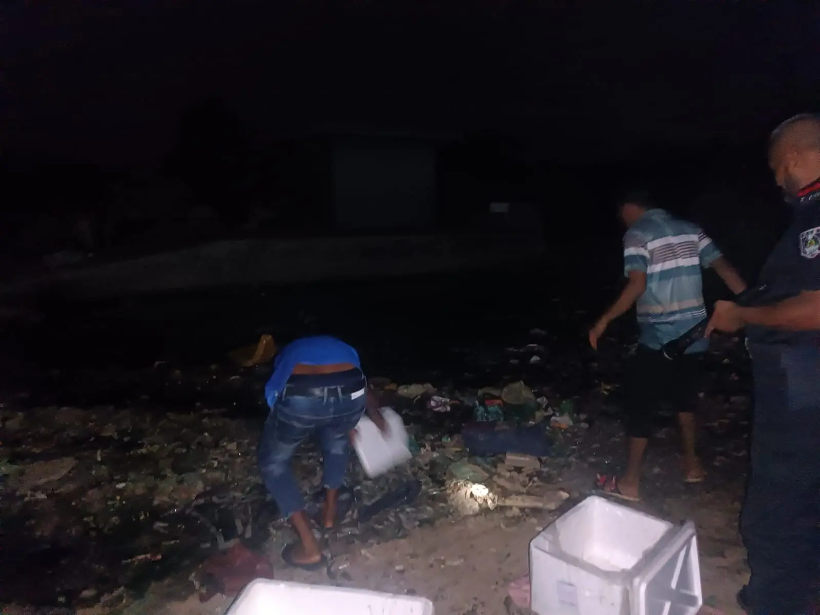 ফরিদপুরের ভাঙ্গায় যাত্রীবাহী বাসের সঙ্গে মোটরসাইকেলের মুখোমুখি সংঘর্ষে তিন যুবক নিহত হয়েছেন। শনিবার রাতে উপজেলার নওপাড়া বাসস্ট্যান্ড এলাকায় এ মর্মান্তিক দুর্ঘটনা ঘটে। নিহত তিনজনই ফরিদপুরের নগরকান্দা উপজেলার লস্করদিয়া ইউনিয়নের হাসানহাটি গ্রামের বাসিন্দা। নিহতরা হলেন—এনায়েতের ছেলে চয়ন (২৩), দলিল উদ্দিনের ছেলে নয়ন (২০) এবং আজগার শেখের ছেলে সিয়াম ওরফে সজিব (২২)। প্রত্যক্ষদর্শীরা জানান, নওপাড়া বাসস্ট্যান্ড এলাকায় হঠাৎ বিকট শব্দ শুনে তারা সড়কের দিকে তাকিয়ে দেখেন, একটি যাত্রীবাহী বাসের সঙ্গে মোটরসাইকেলের মুখোমুখি সংঘর্ষ হয়েছে। সংঘর্ষের তীব্রতায় মোটরসাইকেলে থাকা তিন যুবক সড়কে ছিটকে পড়েন। দুর্ঘটনায় মোটরসাইকেল চালক চয়ন মাথায় গুরুতর আঘাত পান। তাকে দ্রুত ভাঙ্গা উপজেলা স্বাস্থ্য কমপ্লেক্সে নেওয়া হলে চিকিৎসক মৃত ঘোষণা করেন। গুরুতর আহত অবস্থায় নয়ন ও সিয়ামকে ঢাকা মেডিকেল কলেজ হাসপাতালে পাঠানো হয়। পরে রাতে চিকিৎসাধীন অবস্থায় তাদেরও মৃত্যু হয়। ভাঙ্গা হাইওয়ে থানার এসআই সোহেল খান জানান, খবর পেয়ে পুলিশ ঘটনাস্থলে গিয়ে একজনের মরদেহ ও দুর্ঘটনাকবলিত মোটরসাইকেল উদ্ধার করেছে। এ ঘটনায় প্রয়োজনীয় আইনগত ব্যবস্থা নেওয়া হচ্ছে।