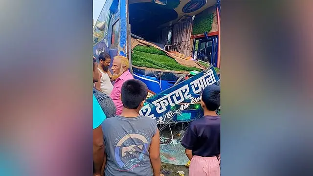 বগুড়ায় নিয়ন্ত্রণ হারিয়ে শ্রমিকদের ওপর বাস, প্রাণ গেল ৬ জনের