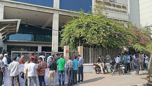 বিএসইসির ১৭ কর্মকর্তা চাকরি হারালেন, ৫ জনের বেতন অবনমন
