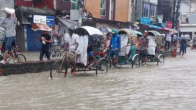বৃষ্টি নামলেই ডোবে নগর, জোয়ারে আরও ভয়াবহ চট্টগ্রামের জলাবদ্ধতা