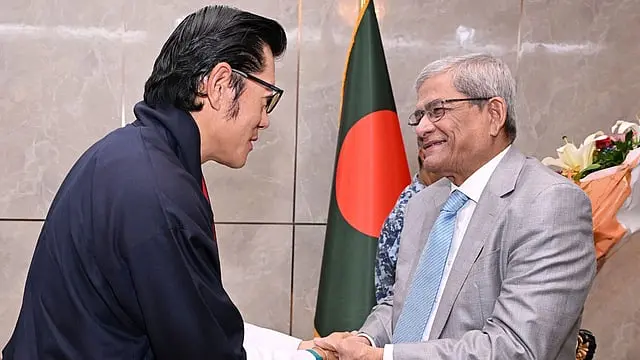 ঢাকায় যাত্রাবিরতিতে ভুটানের রাজা, বিমানবন্দরে রাষ্ট্রপতির সঙ্গে সৌজন্য সাক্ষাৎ