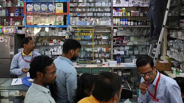 ক্যানসারের ওষুধ বের করে ইনজেকশনে পানি, ভারতে আন্তঃরাজ্য চক্রের ১৭ সদস্য গ্রেপ্তার