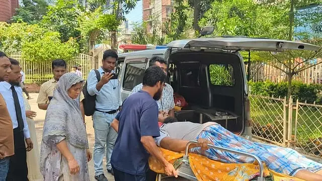 স্ট্রেচারে আদালতে আত্মসমর্পণ, অসুস্থ আসামিকে চিকিৎসার পরামর্শ বিচারকের