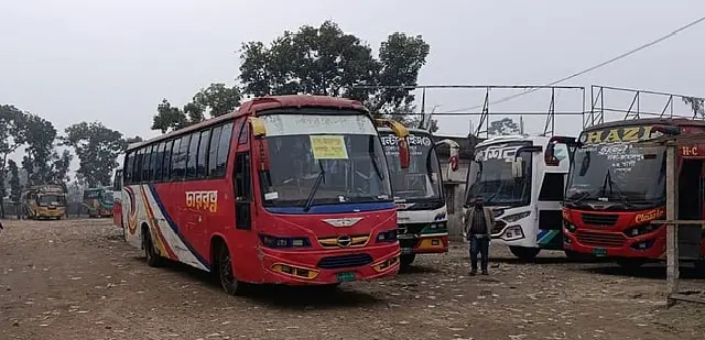 চালক-শ্রমিকদের নিরাপত্তার দাবিতে জামালপুর-ঢাকা রুটে বাস চলাচল বন্ধ