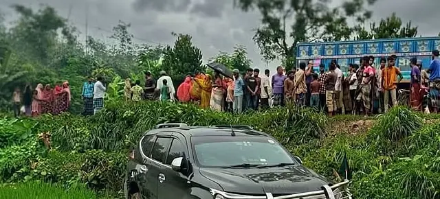 পথচারীকে বাঁচাতে গিয়ে নিয়ন্ত্রণ হারাল প্রতিমন্ত্রীর গাড়ি, খাদে পড়ে দুর্ঘটনা