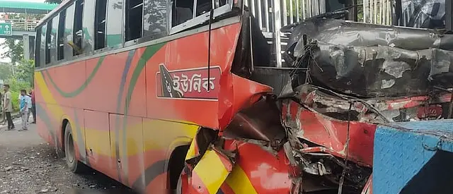 বিকল কভার্ড ভ্যানে বাসের সজোরে ধাক্কা, প্রাণ গেল ৩ জনের