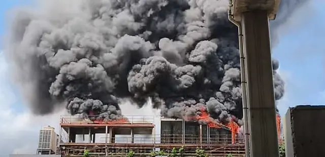 মহাখালীতে পুরোনো ভবনে আগুন, আকাশজুড়ে কালো ধোঁয়া