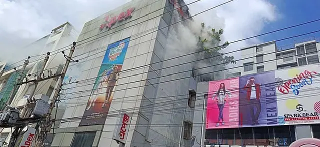 ধানমন্ডির এপেক্স শোরুমে আগুন, দুই ঘণ্টার চেষ্টায় নিয়ন্ত্রণে